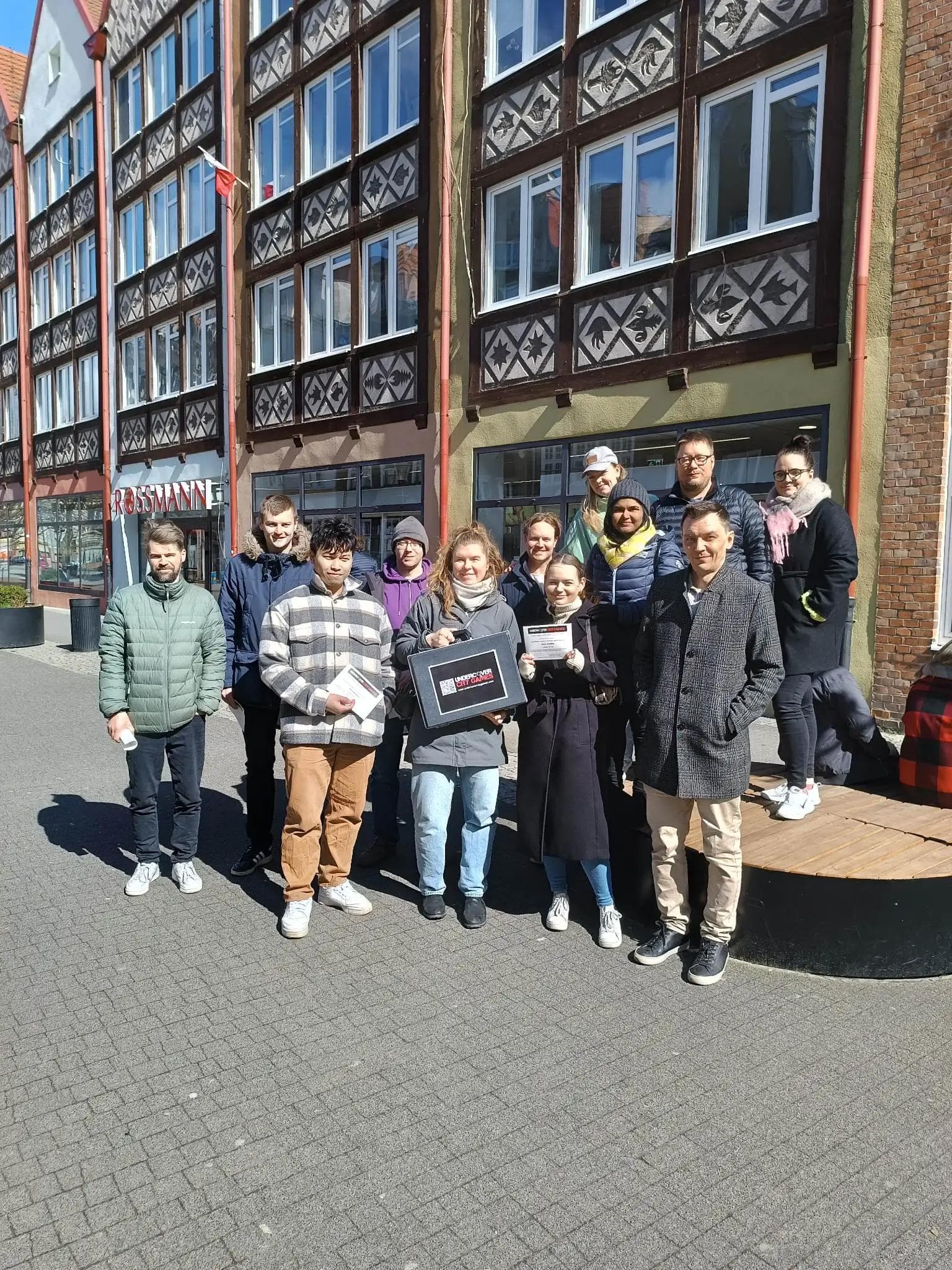 En gjeng som er på tur og står forran en bygning